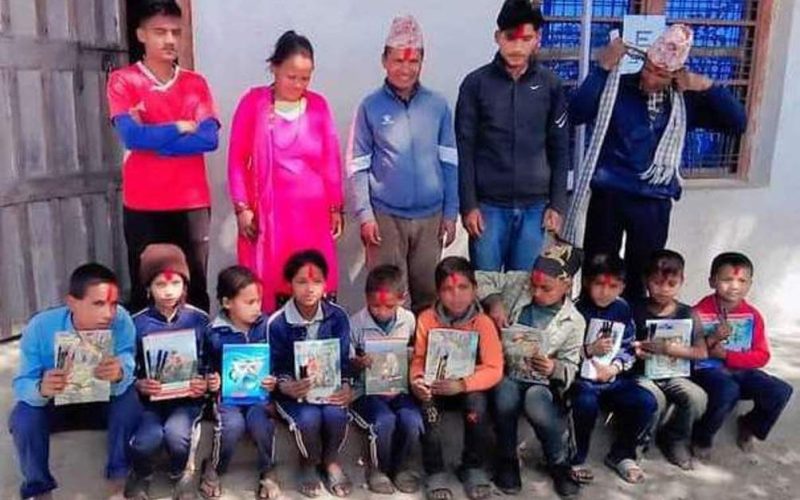 भेरी ९ का ४० बालबालिकालाई मोतिरामको स्टेशनरी सहयोग