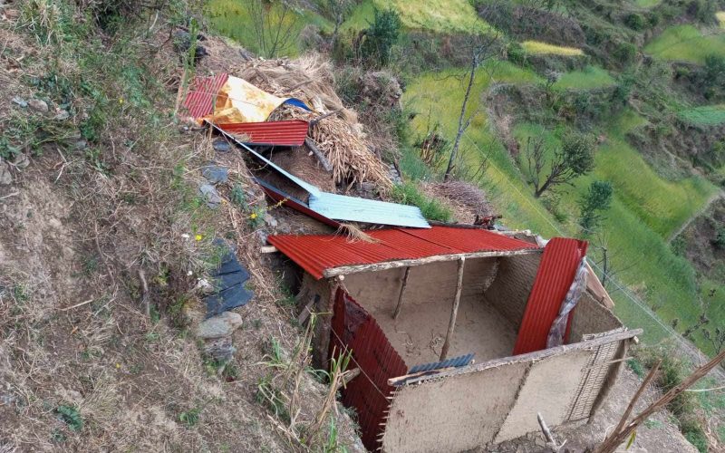 हावाहुरीले अस्थायी आवास उडाइदिएपछि भूकम्प पीडितको बिचल्ली