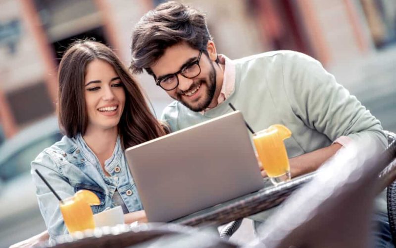 यी हुन् पत्रकारसँग डेट गर्नुपर्ने ११ कारणहरू