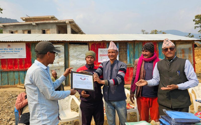 अष्ट्रियामा बस्ने नेपालीले गरे दुर्गमको विद्यालयमा नगद सहयोग