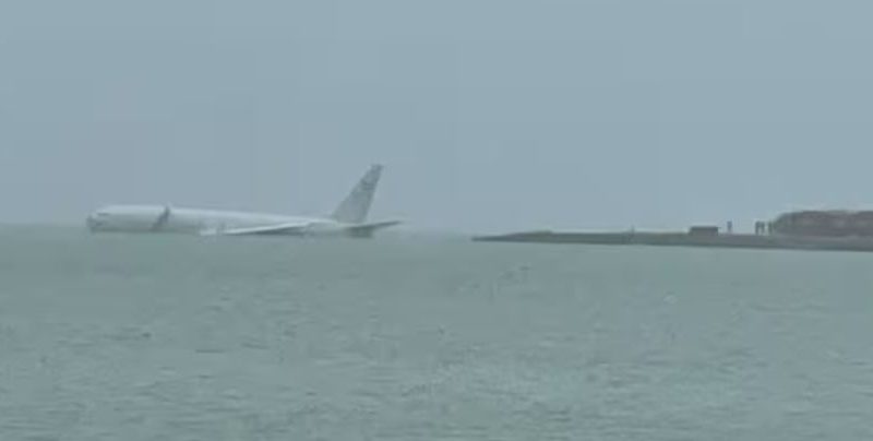 अमेरिकी नौ सेनाको बिमान समुन्द्रमा डुब्यो