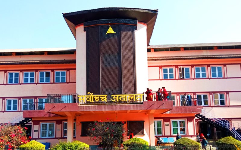 स्वास्थ्य बिमा बोर्डका कार्यकारी निर्देशक निलम्बन गर्ने निर्णय कार्यान्वयन नगर्न सर्वोच्च अदालतको अन्तरिम आदेश