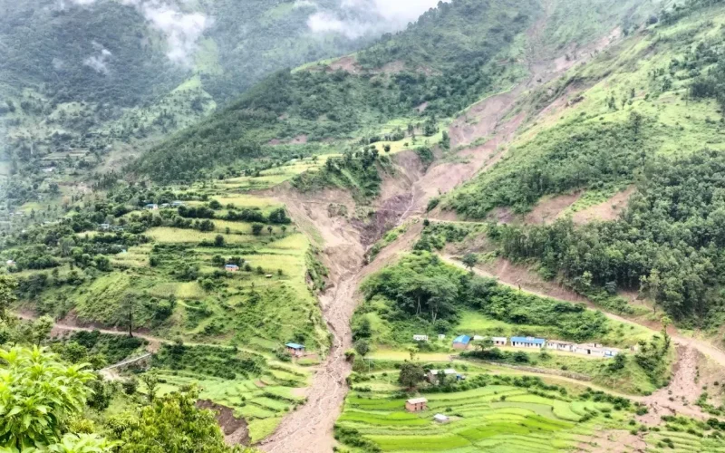 जाजरकोटमा पहिरोको जोखिममा रहेका २ गाउँका १३ परिवारलाई अन्यत्र सारियो