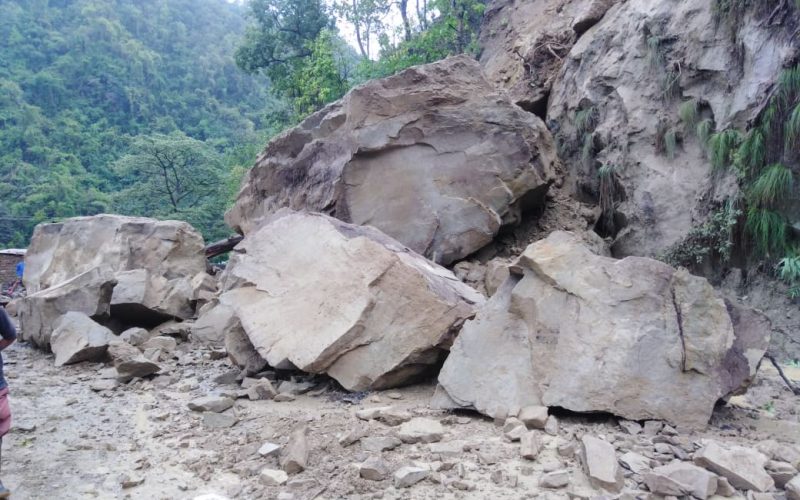 पहिरोका कारण कर्णाली राजमार्ग अवरुद्ध